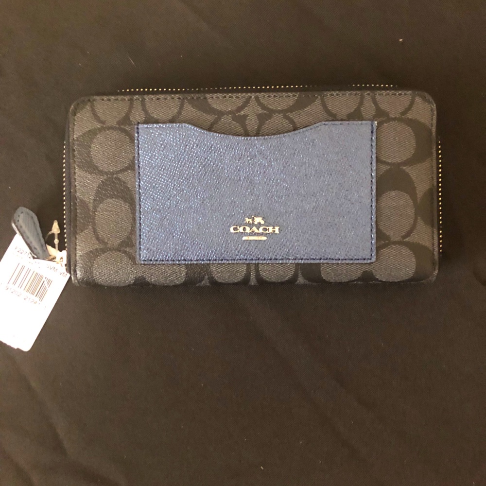 🆕 BNWT Coach zip around wallet